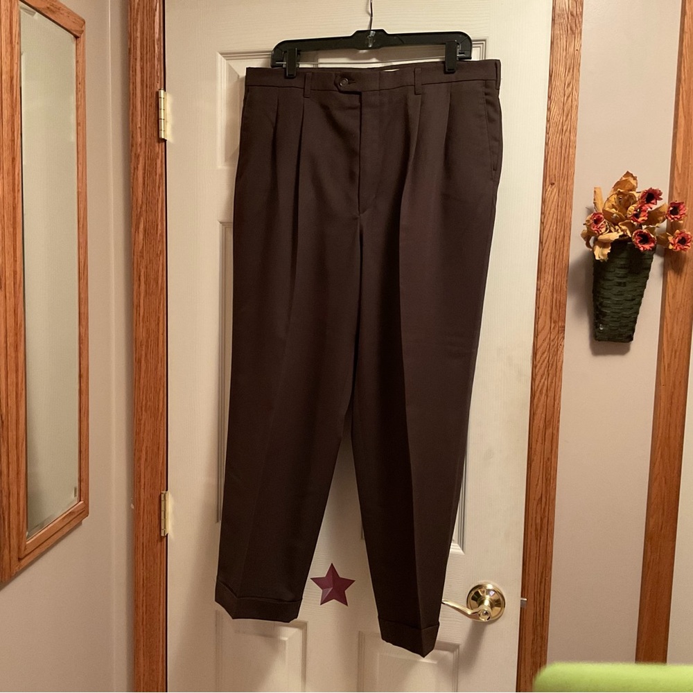 Men’s Haggar brown pleated dress pants